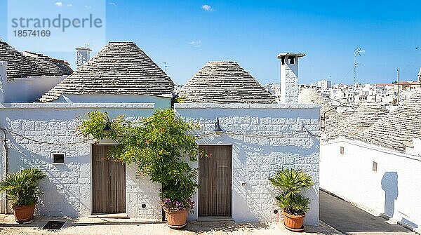 Alberobello  Region Apulien  Süditalien. Traditionelle Dächer der Trulli  originelle und alte Häuser dieser Region