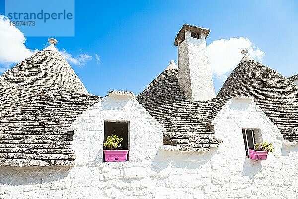 Alberobello  Region Apulien  Süditalien. Traditionelle Dächer der Trulli  originelle und alte Häuser dieser Region