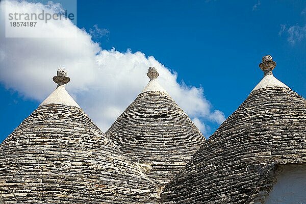 Alberobello  Region Apulien  Süditalien. Traditionelle Dächer der Trulli  originelle und alte Häuser dieser Region