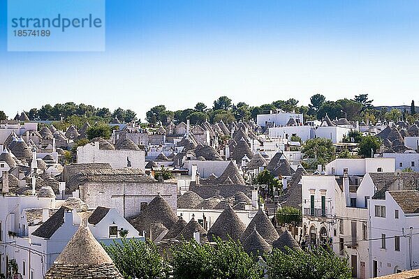 Alberobello  Region Apulien  Süditalien. Traditionelle Dächer der Trulli  originelle und alte Häuser dieser Region