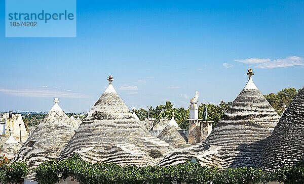 Alberobello  Region Apulien  Süditalien. Traditionelle Dächer der Trulli  originelle und alte Häuser dieser Region