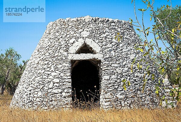 Dieses traditionelle Lagerhaus wird im lokalen Dialekt Furnieddhu genannt. Die gesamte Struktur ist aus Stein und wurde zur Reparatur landwirtschaftlicher Geräte auf dem Land verwendet