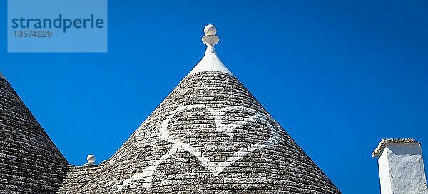 Alberobello  Region Apulien  Süditalien. Traditionelle Dächer der Trulli  originelle und alte Häuser dieser Region