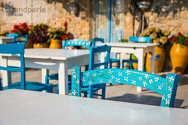 Tische und Stühle in einem traditionellen italienischen Restaurant in Marzamemi Sizilien an einem sonnigen Tag