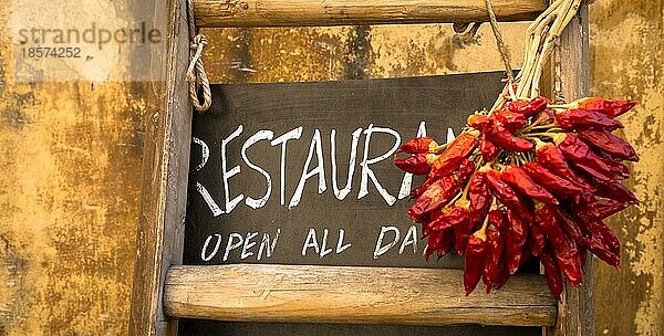 Italien  Region Apulien. Traditionelle Restauranttafel mit rotem Paprika  Europa