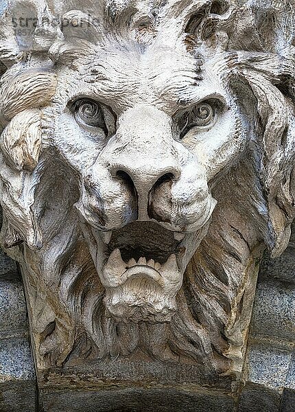 Italien  Turin. Aus Stein gefertigt und auf einem etwa 300 Jahre alten Marmorbogen angebracht. Gefallener Engel in Form eines brüllenden Löwen  Europa