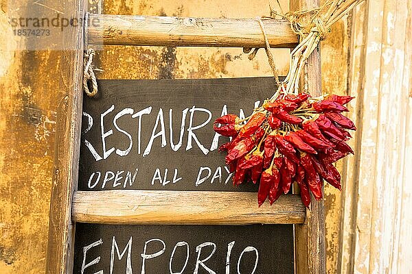 Italien  Region Apulien. Traditionelle Restauranttafel mit rotem Paprika  Europa