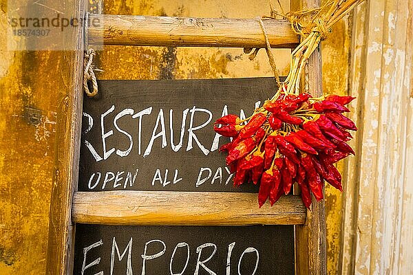 Italien  Region Apulien. Traditionelle Restauranttafel mit rotem Paprika  Europa