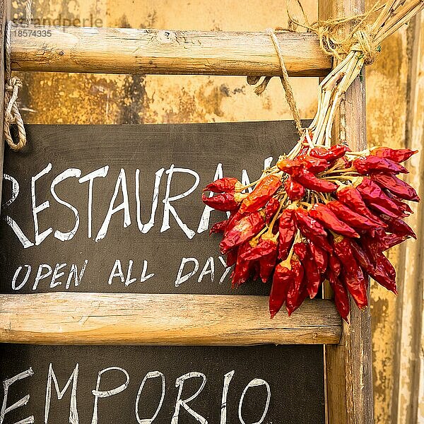 Italien  Region Apulien. Traditionelle Restauranttafel mit rotem Paprika  Europa