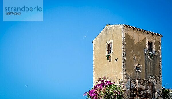 Traditionelles altes sizilianisches Haus an einem sonnigen Tag mit einem wunderschönen blaün Himmel im Hintergrund