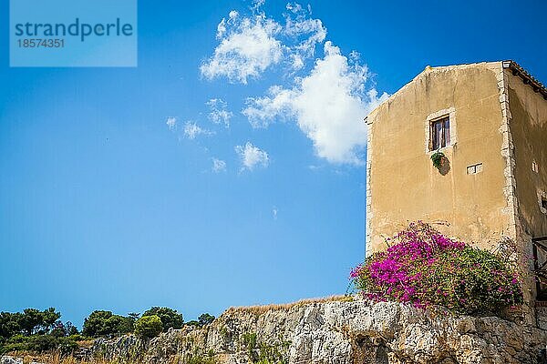 Traditionelles altes sizilianisches Haus an einem sonnigen Tag mit einem wunderschönen blaün Himmel im Hintergrund