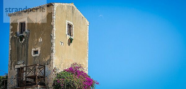 Traditionelles altes sizilianisches Haus an einem sonnigen Tag mit einem wunderschönen blaün Himmel im Hintergrund