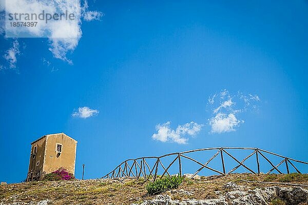 Traditionelles altes sizilianisches Haus an einem sonnigen Tag mit einem wunderschönen blaün Himmel im Hintergrund