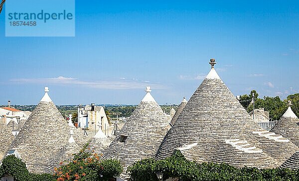 Alberobello  Region Apulien  Süditalien. Traditionelle Dächer der Trulli  originelle und alte Häuser dieser Region