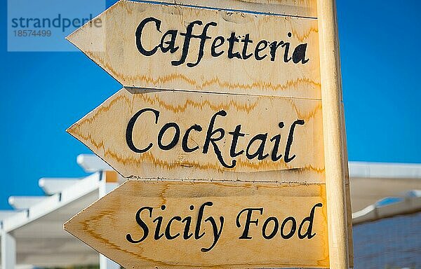 Marzamemi  kleine Stadt im Süden von Sizilien  Italien. Schild aus Holz mit Hinweis auf ein lokales Restaurant