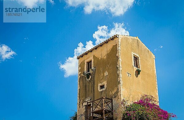 Traditionelles altes sizilianisches Haus an einem sonnigen Tag mit einem wunderschönen blaün Himmel im Hintergrund