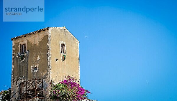 Traditionelles altes sizilianisches Haus an einem sonnigen Tag mit einem wunderschönen blaün Himmel im Hintergrund