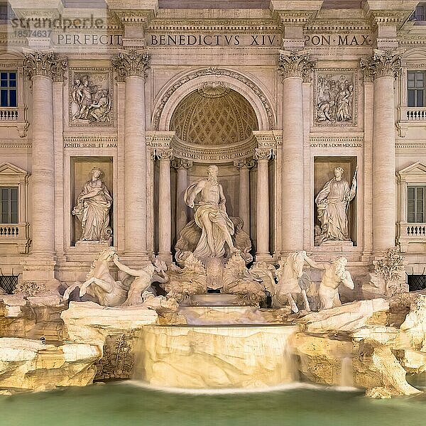 Rom  Italien. Der Trevibrunnen bei Nacht  ein Meisterwerk der klassischen italienischen Barockarchitektur