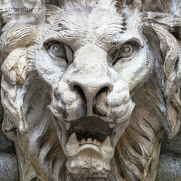 Italien  Turin. Aus Stein gefertigt und auf einem etwa 300 Jahre alten Marmorbogen angebracht. Gefallener Engel in Form eines brüllenden Löwen  Europa