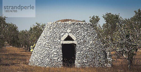 Dieses traditionelle Lagerhaus wird im lokalen Dialekt Furnieddhu genannt. Die gesamte Struktur besteht aus Stein und wurde zur Reparatur landwirtschaftlicher Geräte auf dem Land verwendet