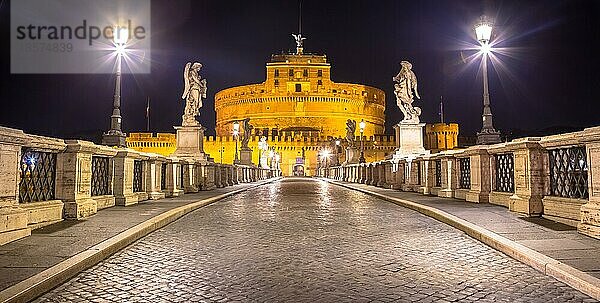 Niemand bei Nacht auf der Brücke vor dem Schloss SantAngelo in Rom