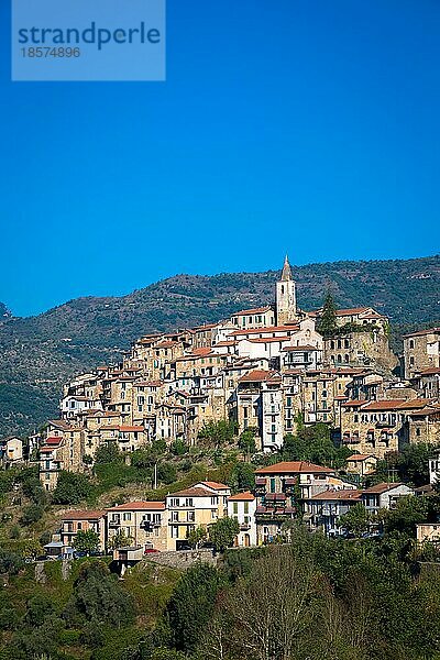 APRICALE  ITALIEN UM AUGUST 2020: traditionelles altes Dorf aus Steinen in der italienischen Region Ligurien mit blauem Himmel und Kopierraum