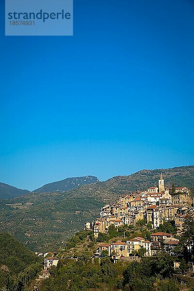 APRICALE  ITALIEN UM AUGUST 2020: traditionelles altes Dorf aus Steinen in der italienischen Region Ligurien mit blauem Himmel und Kopierraum