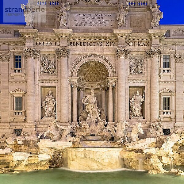 Rom  Italien. Der Trevibrunnen bei Nacht  ein Meisterwerk der klassischen italienischen Barockarchitektur