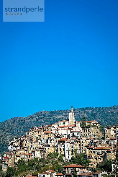 APRICALE  ITALIEN UM AUGUST 2020: traditionelles altes Dorf aus Steinen in der italienischen Region Ligurien mit blauem Himmel und Kopierraum