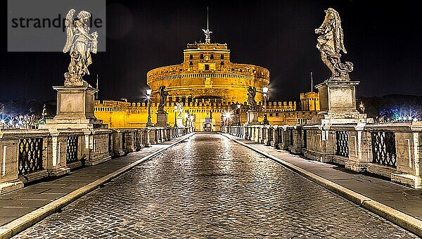 Niemand bei Nacht auf der Brücke vor dem Schloss SantAngelo in Rom