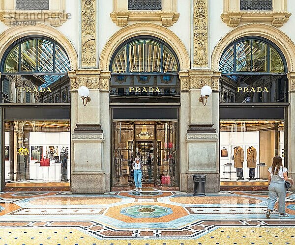 MAILAND  ITALIEN CA. SEPTEMBER 2020: Mode Shopping in der Galerie Vittorio Emanuales. Menschen spazieren vor einer berühmten Luxusboutique