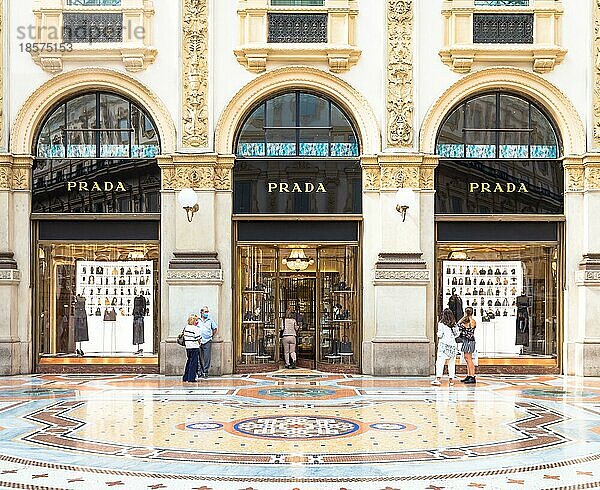 MAILAND  ITALIEN CA. SEPTEMBER 2020: Mode Shopping in der Galerie Vittorio Emanuales. Menschen spazieren vor einer berühmten Luxusboutique