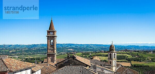 GOVONE  ITALIEN CA. AUGUST 2020: Piemont Hügel in Italien  Monferrato Gebiet. Malerische Landschaft im Sommer mit Weinfeldern. Wunderbar blaür Himmel im Hintergrund