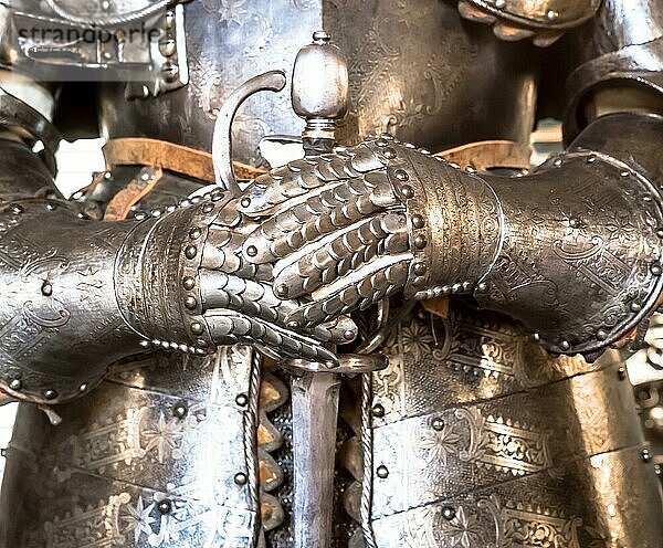 Detail einer mittelalterlichen Ritterrüstung 15. Jahrhundert. Konzept für Sicherheit  Schutz und Geborgenheit