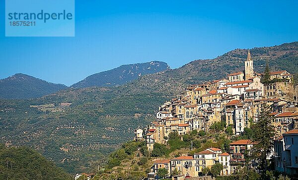 APRICALE  ITALIEN UM AUGUST 2020: traditionelles altes Dorf aus Steinen in der italienischen Region Ligurien mit blauem Himmel und Kopierraum