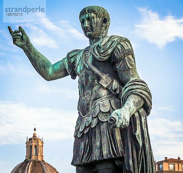 ITALIEN  ROM UM AUGUST 2020: Statue des Kaisers Cäsar  aus Bronze. Natürliches Licht bei Sonnenaufgang. Antikes Vorbild für Führertum und Autorität
