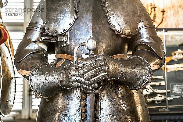 Detail einer mittelalterlichen Ritterrüstung 15. Jahrhundert. Konzept für Sicherheit  Schutz und Geborgenheit