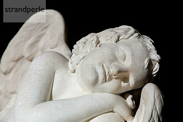 MAILAND  ITALIEN CA. AUGUST 2020: Niedlicher schlafender Engel. Statue aus Marmor  Ende des 18. Jahrhunderts  unbekannter Bildhauer. Konzept für Schlaf  Unschuld und Neugeborene