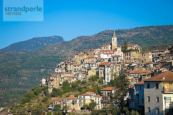 APRICALE  ITALIEN UM AUGUST 2020: traditionelles altes Dorf aus Steinen in der italienischen Region Ligurien mit blauem Himmel und Kopierraum