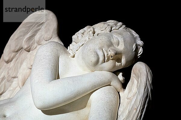 MAILAND  ITALIEN CA. AUGUST 2020: Niedlicher schlafender Engel. Statue aus Marmor  Ende des 18. Jahrhunderts  unbekannter Bildhauer. Konzept für Schlaf  Unschuld und Neugeborene