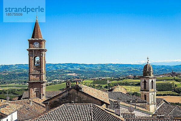 GOVONE  ITALIEN CA. AUGUST 2020: Piemont Hügel in Italien  Monferrato Gebiet. Malerische Landschaft im Sommer mit Weinfeldern. Wunderbar blaür Himmel im Hintergrund