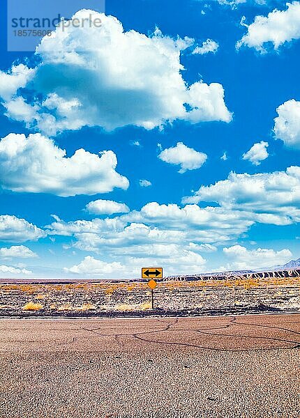 Wegweiser in der Wüste mit malerischem blauem Himmel und weitem Horizont. Konzept für Reise  Freiheit  Urlaub und Transport