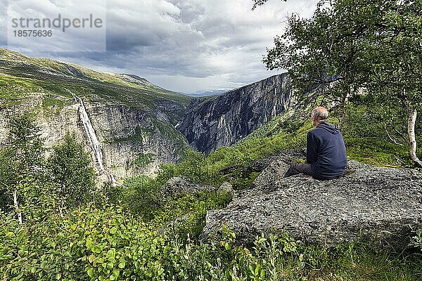 Tourist genießt Aussicht  Bergblick auf Aurstaupet Wasserfall  beeindruckende Landschaftsroute Aursjøvegen  Aursjovegen  Nesset  Eikesdalen  Molde  Møre og Romsdal  Vestland  Norwegen  Europa