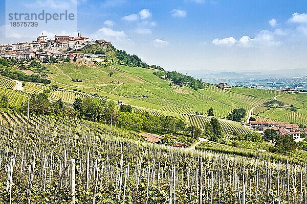 La Morra. Traditionelles Dorf in der Nähe von Barolo und Alba  in der Region Piemont  Italien  Europa