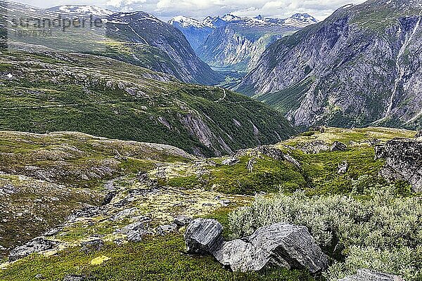 Bergblick  Aussicht an der beeindruckenden Landschaftsroute Aursjøvegen  Aursjovegen  auf die Bergstraße und das Tal Eikesdalen am Horizont  Dovrefjell-Sunndalsfjella-Nationalpark  Norwegen  Europa
