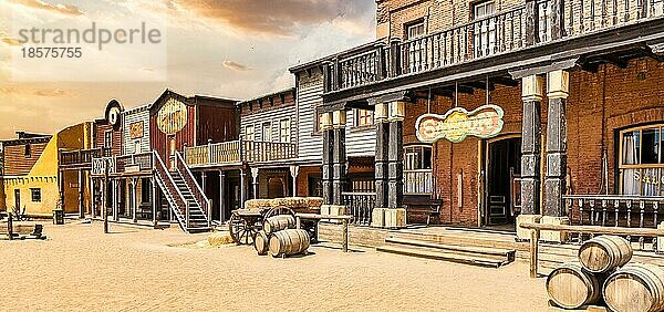 ALMERIA  SPANIEN CA. AUGUST 2020: Vintage Far West Stadt mit Saloon. Alte Holzarchitektur im Wilden Westen mit blauem Himmel Hintergrund