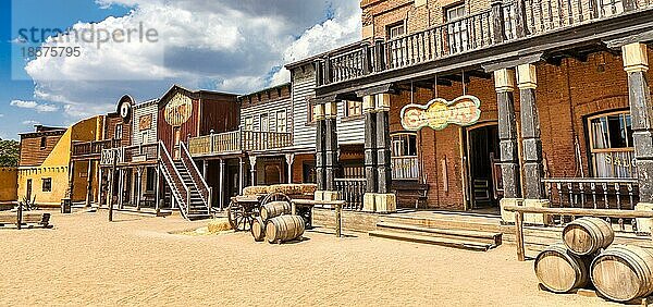 ALMERIA  SPANIEN CA. AUGUST 2020: Vintage Far West Stadt mit Saloon. Alte Holzarchitektur im Wilden Westen mit blauem Himmel Hintergrund