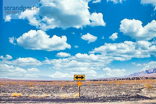 Wegweiser in der Wüste mit malerischem blauem Himmel und weitem Horizont. Konzept für Reise  Freiheit  Urlaub und Transport