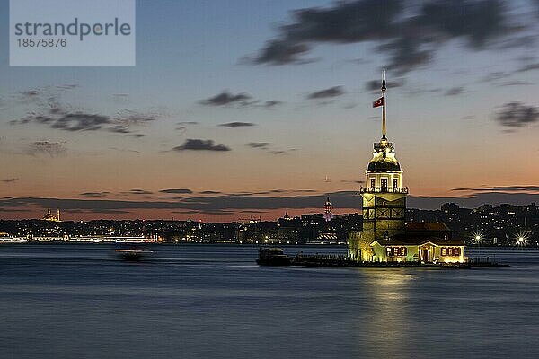 Maiden's Tower bei Sonnenuntergang in Istanbul  Türkei  Asien