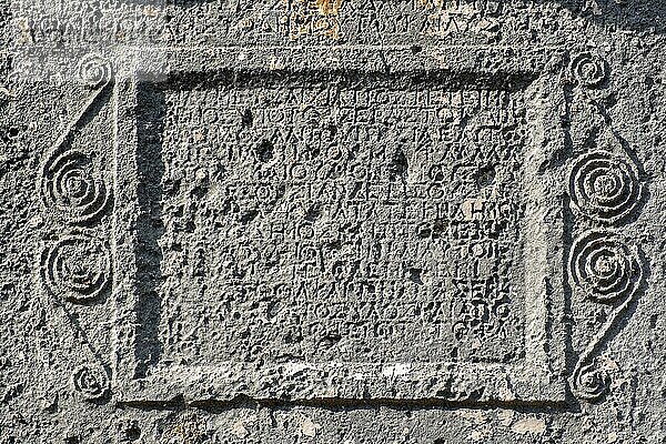 Inschrift auf einem Zwillings-Felsengrab in der antiken Stadt Sidyma  Mugla  Türkei  Asien